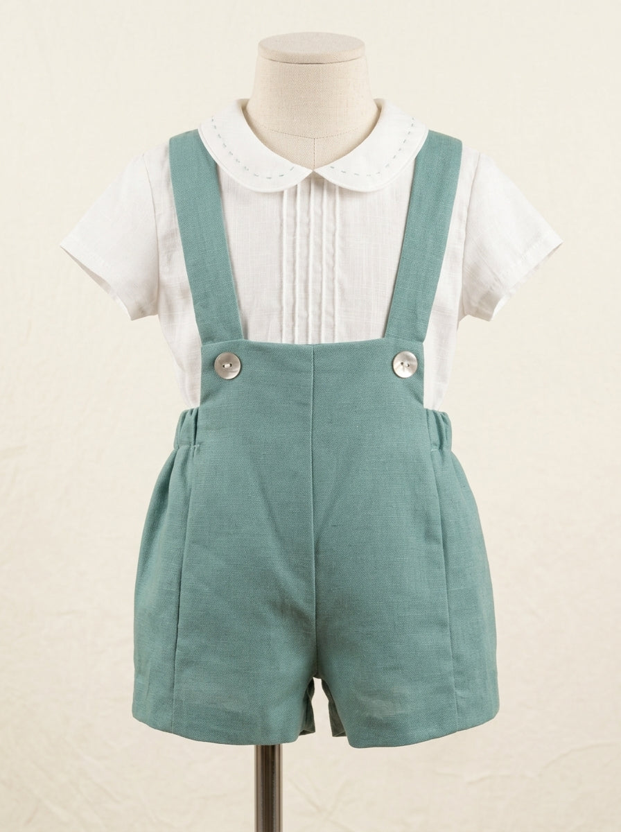 Peto verde con camisa blanca manga corta