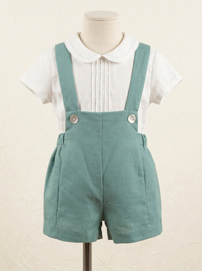 Peto verde con camisa blanca manga corta