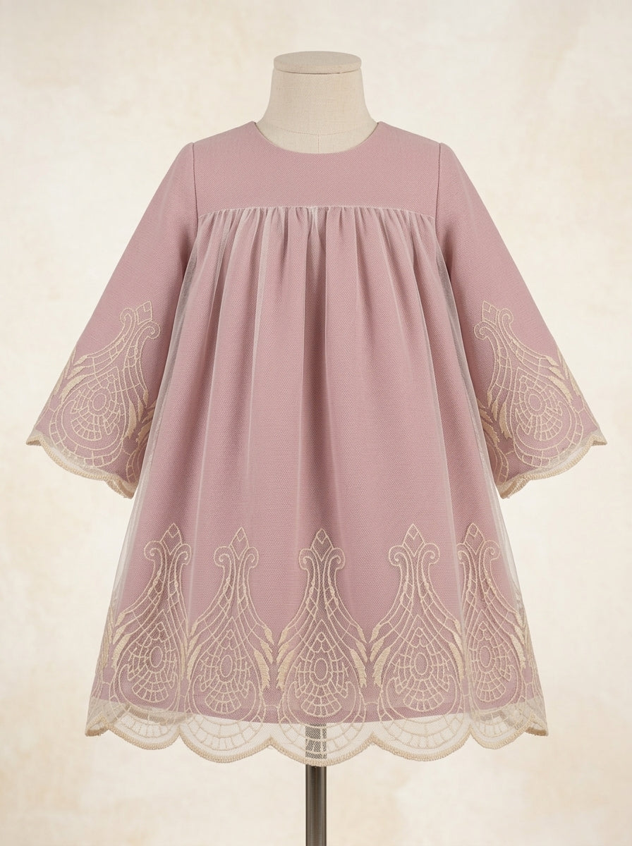 Vestido rosa empolvado y tul bordado dorado manga francesa