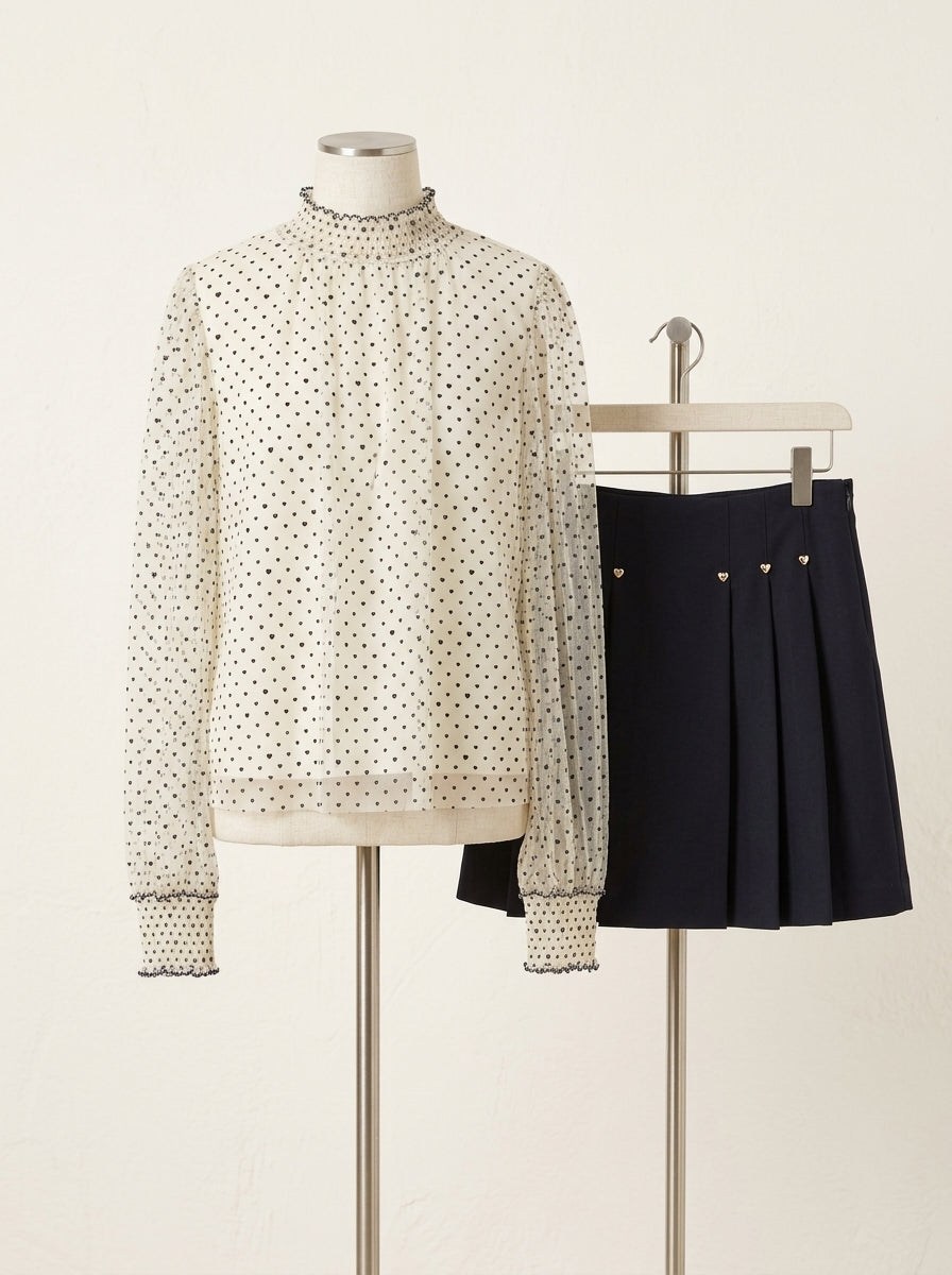 Conjunto camisa plumeti corazones negros y falda plisada negra