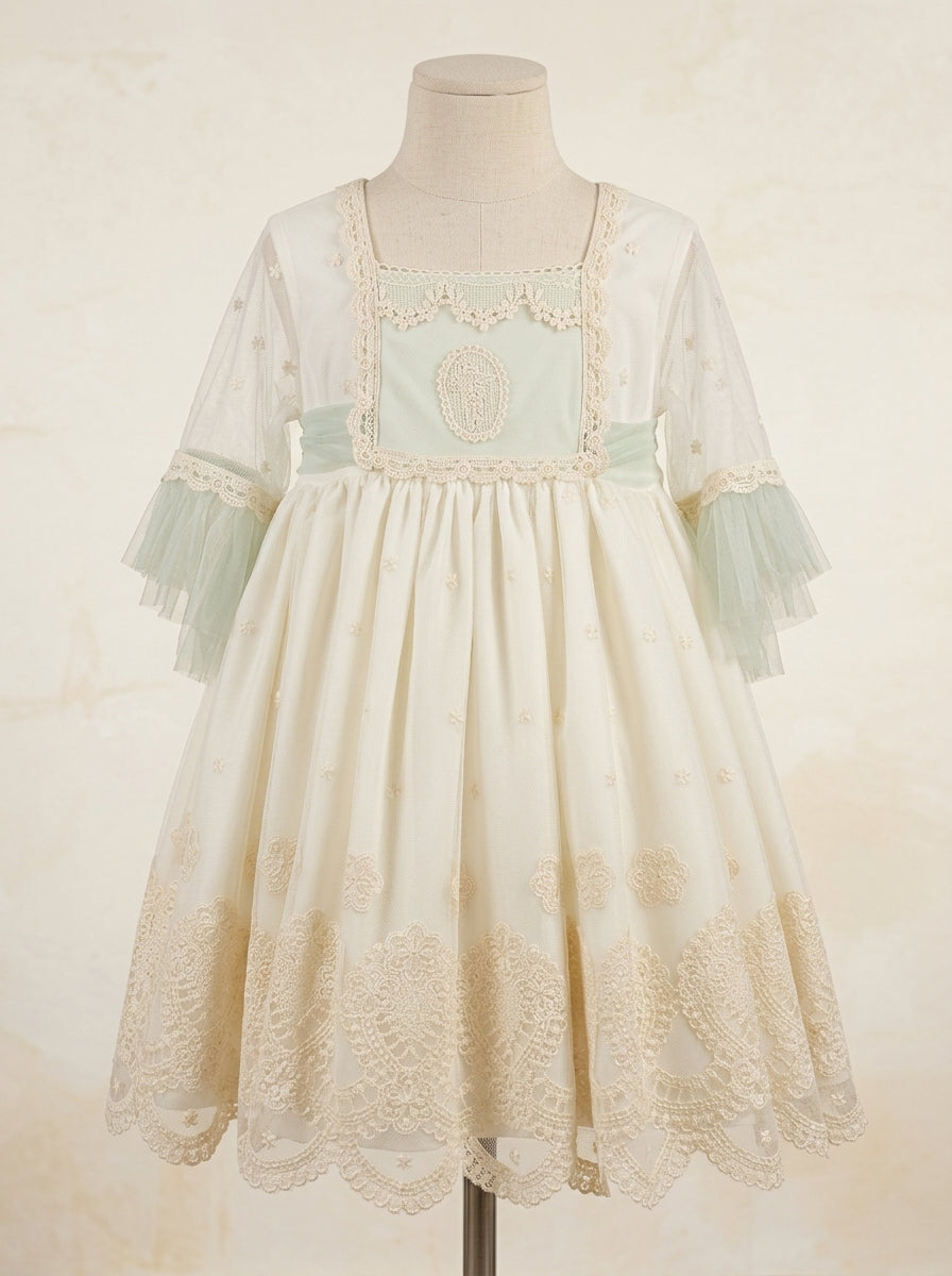 Vestido tul bordado beig con fajin verde y manga francesa
