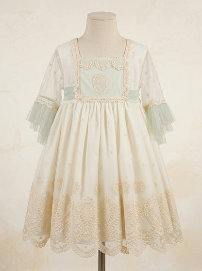 Vestido tul bordado beig con fajin verde y manga francesa