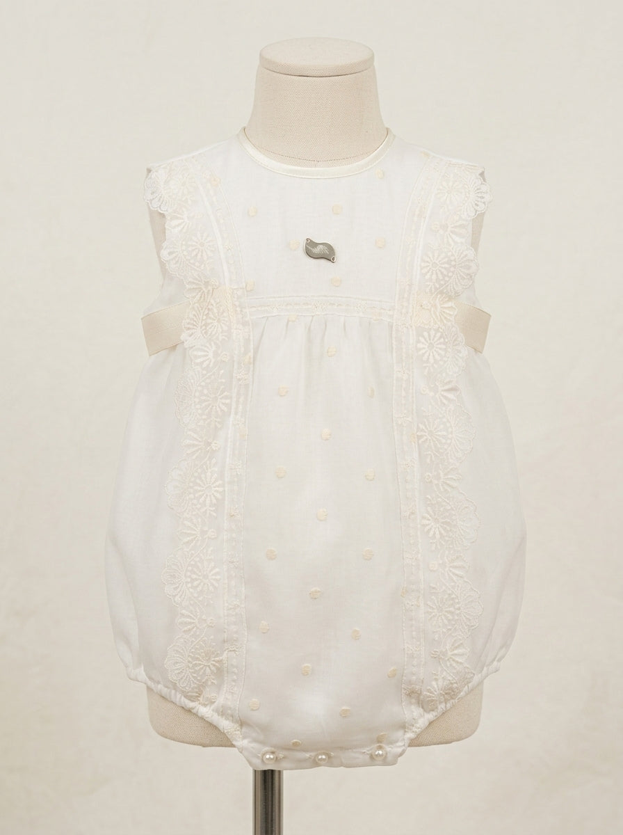 Pelele beige organza bordada y puntilla