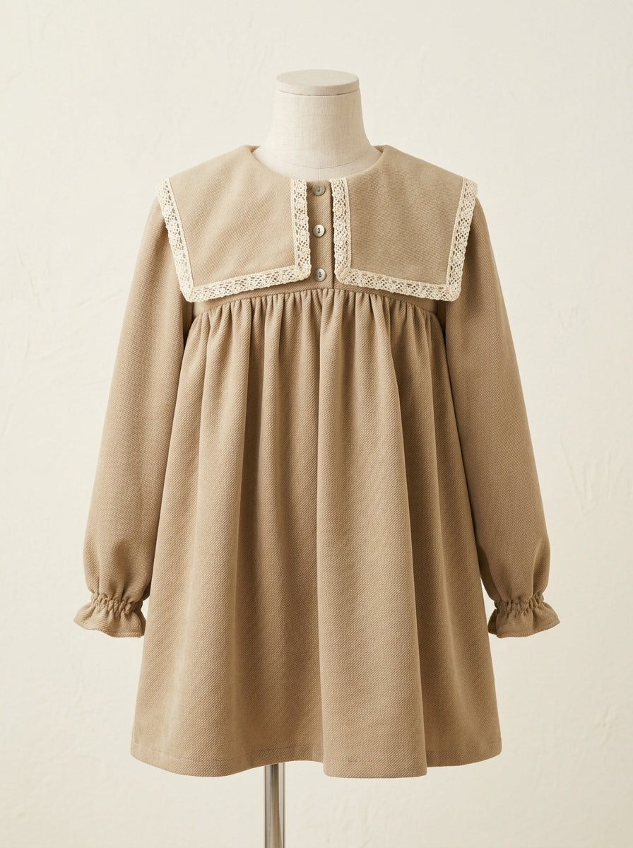 Vestido arena con escote cuadrado con puntilla beig
