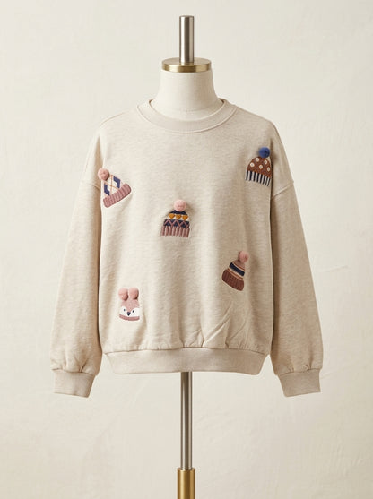 Sudadera arena con gorritos bordados