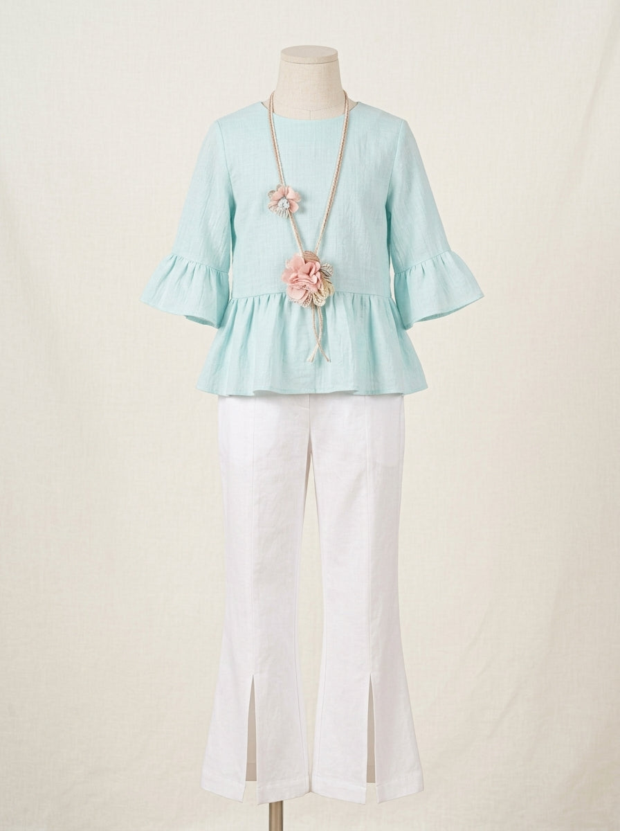 Conjunto blusa turquesa con collar y pantalon blanco