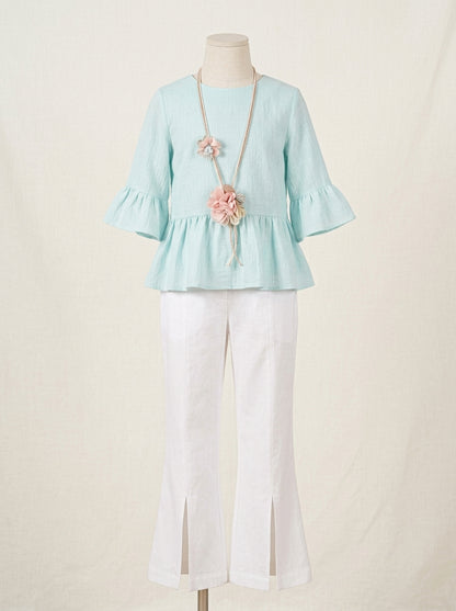 Conjunto blusa turquesa con collar y pantalon blanco