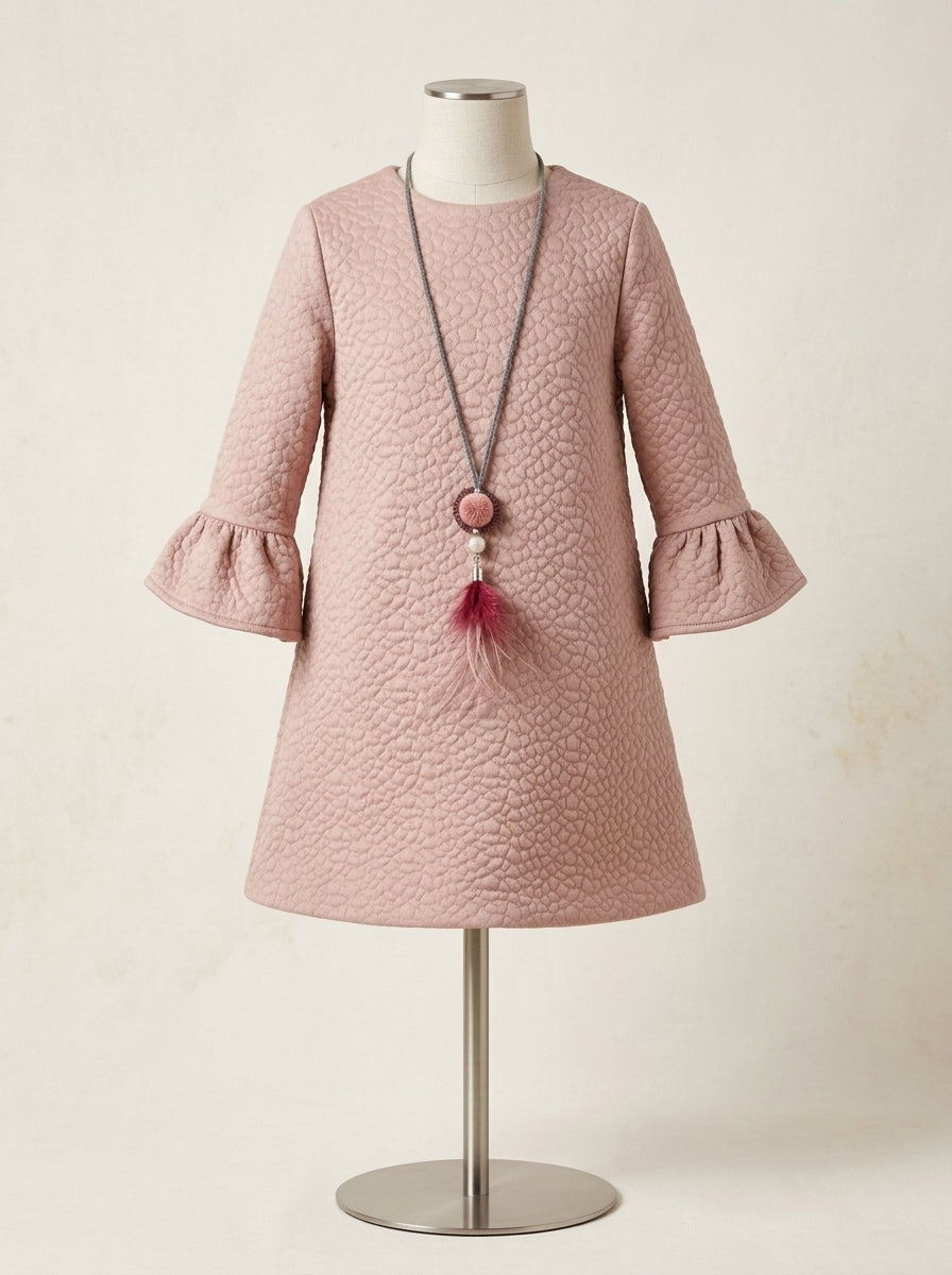 Vestido rosa empolvado con collar plumas