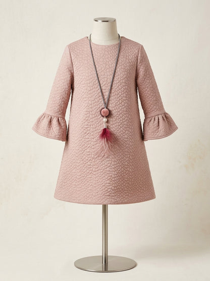 Vestido rosa empolvado con collar plumas
