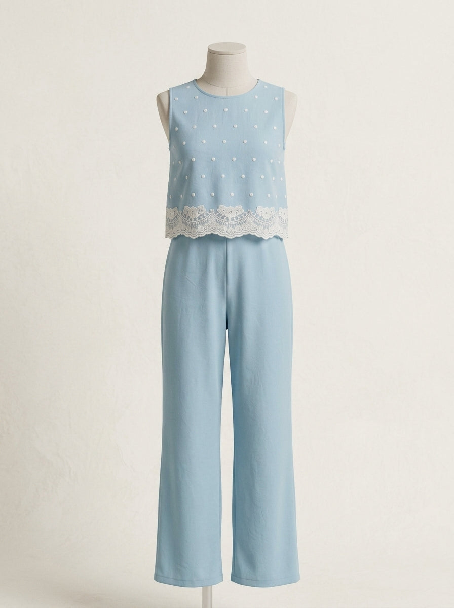Mono verde empolvado y blusa bordada beig