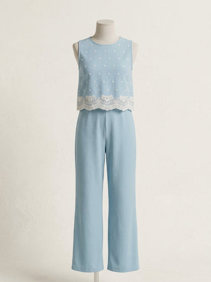 Mono verde empolvado y blusa bordada beig