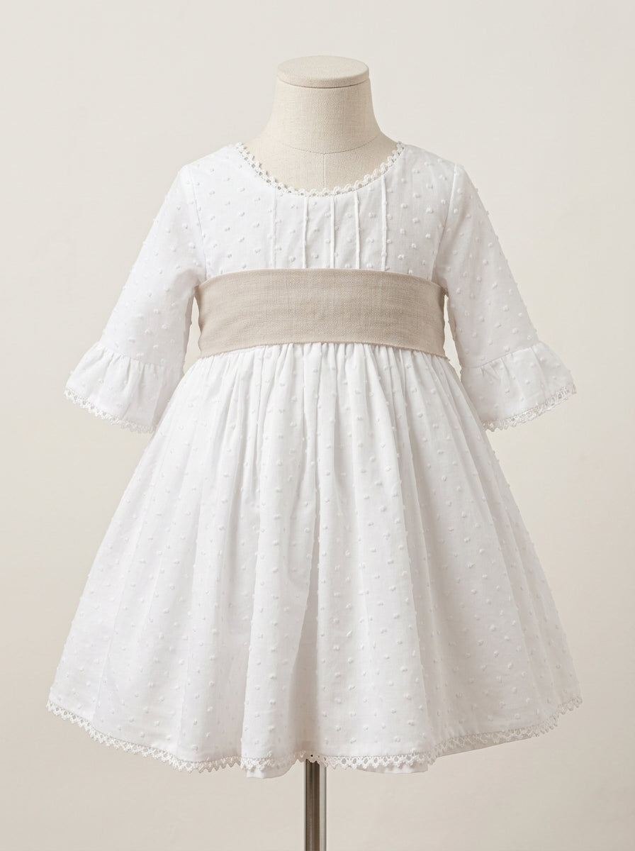 Vestido plumeti blanco y fajin lino camel
