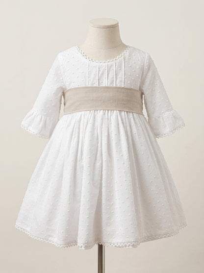 Vestido plumeti blanco y fajin lino camel