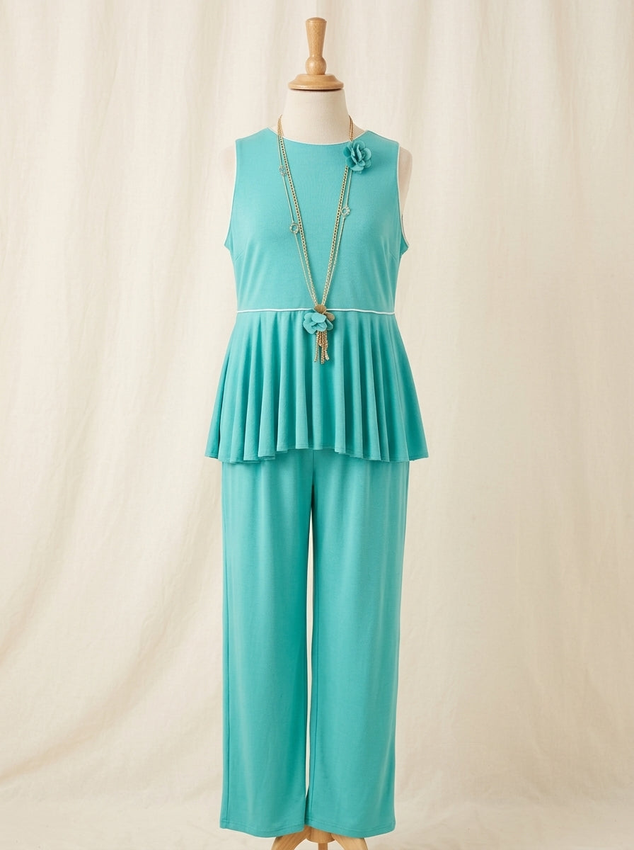 Mono verde con volante alrededor y collar