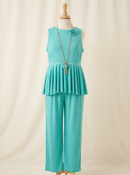 Mono verde con volante alrededor y collar