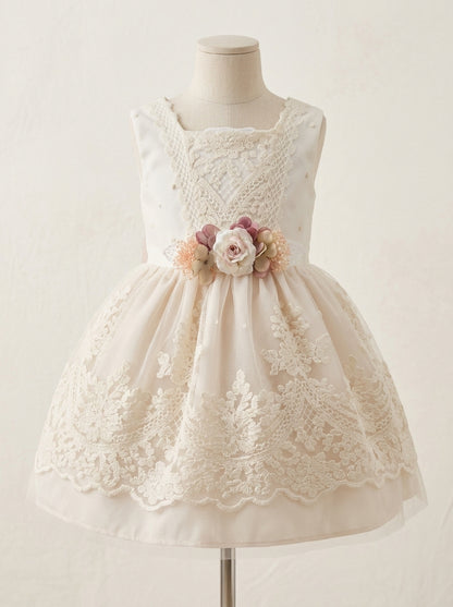 Vestido tul bordado cuerpo beig falda rosa broche flor