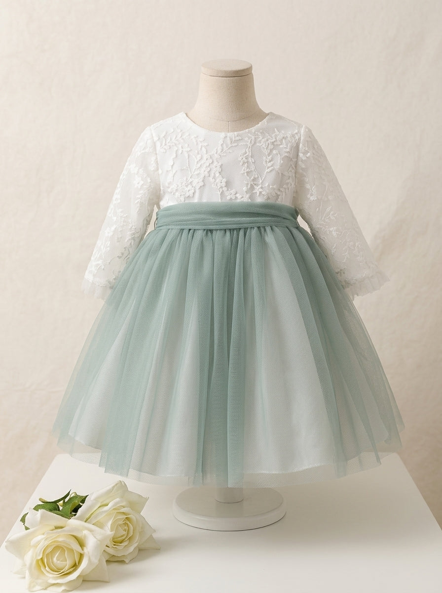 Vestido con cuerpo de tul bordado falda verde