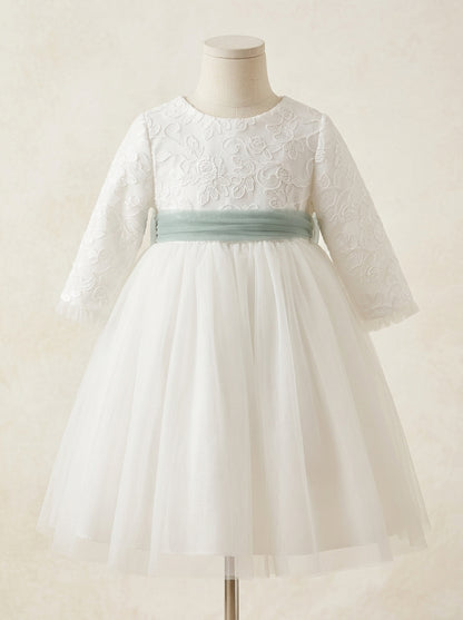 Vestido blanco roto cuerpo tul bordado floral y fajin verde