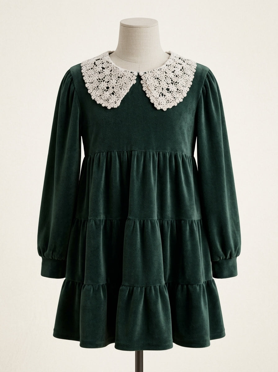 Vestido terciopelo verde botella con cuello guipur beig