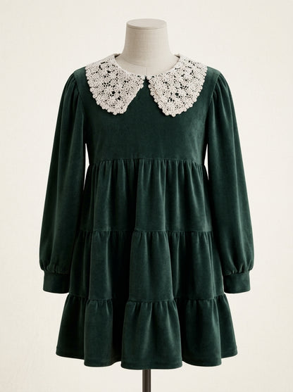 Vestido terciopelo verde botella con cuello guipur beig