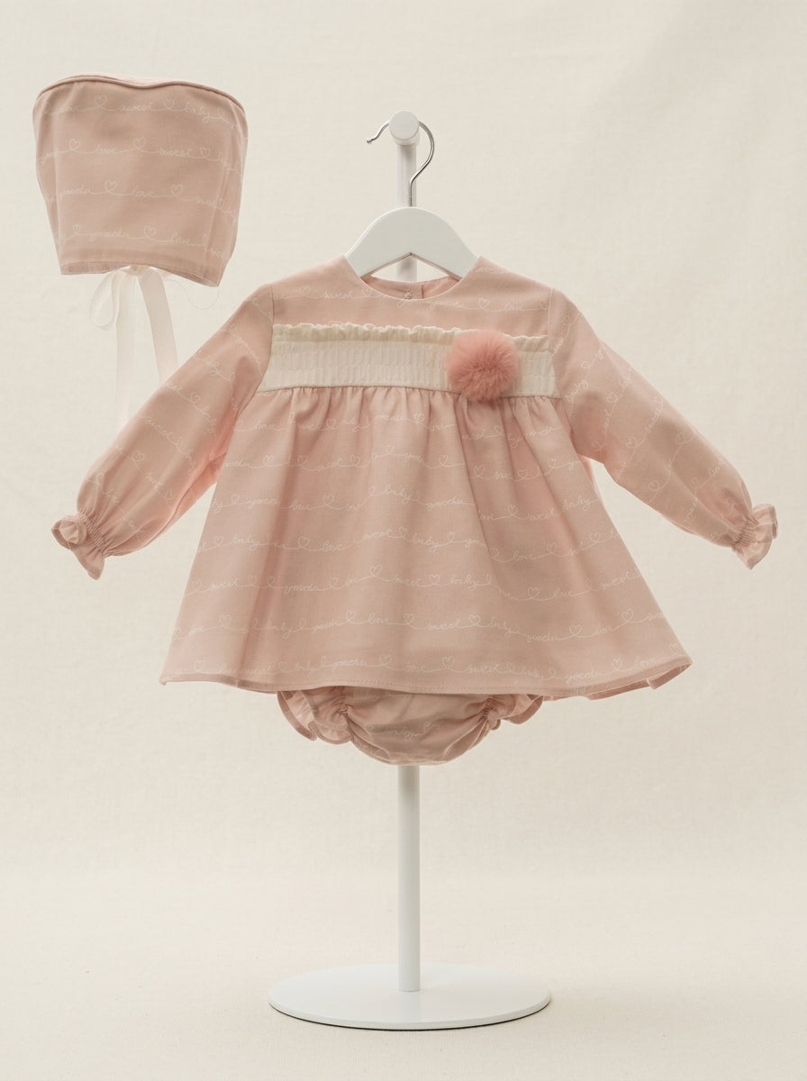Vestido rosa con letras blancas y capota "Aladdin"