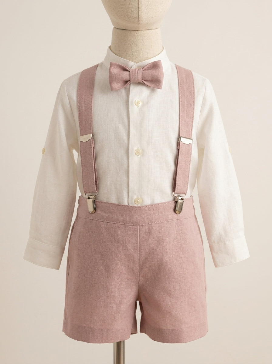Conjunto camisa, short rosa empolvado, tirantes y pajarita