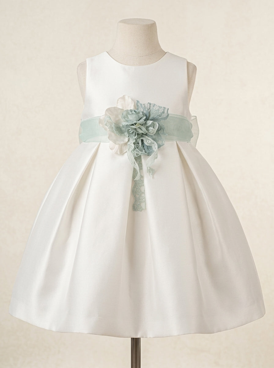 Vestido mikado blanco con fajin tul verde empolvado