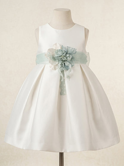 Vestido mikado blanco con fajin tul verde empolvado