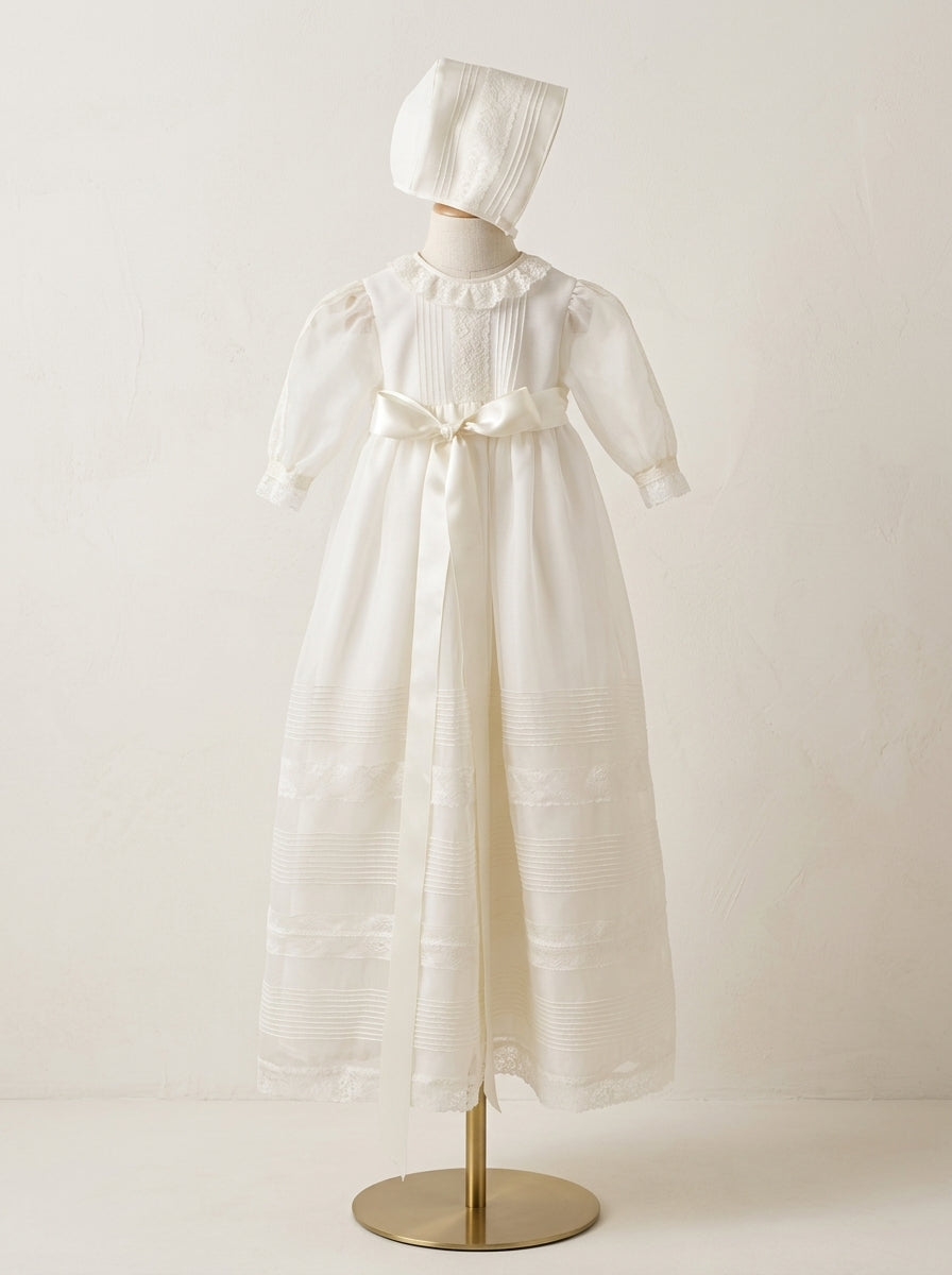 Faldón organza beige con lorzas y vainicas, capota y capa