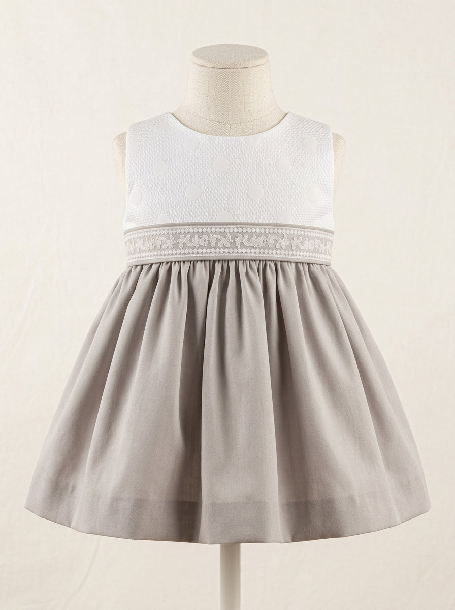 Vestido blanco y raso tostado con fajin y puntilla