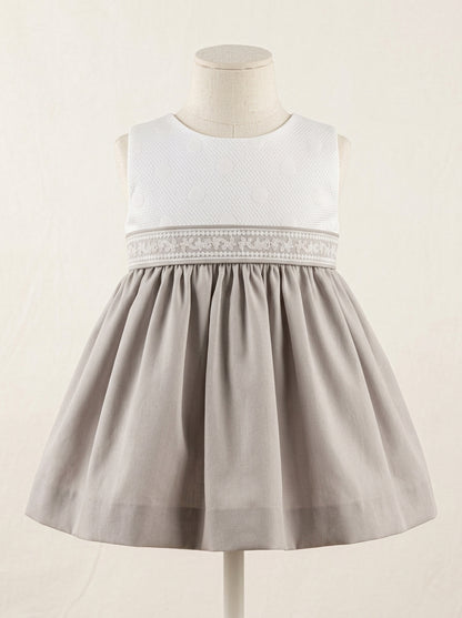 Vestido blanco y raso tostado con fajin y puntilla