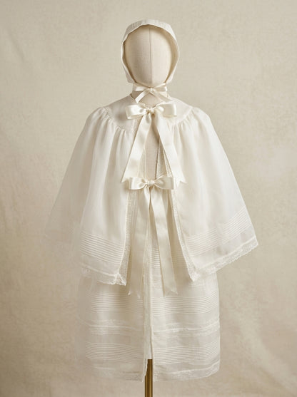 Faldón organza beige con lorzas y vainicas, capota y capa