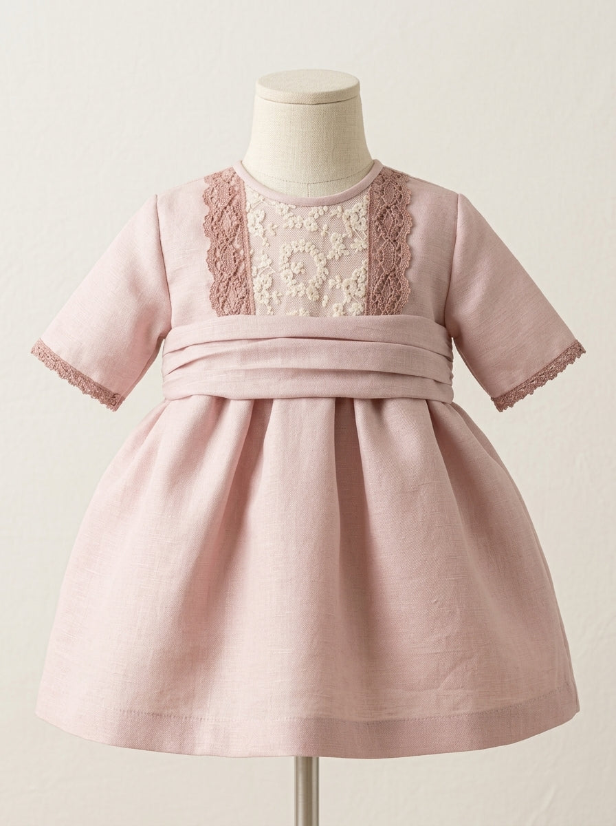 Vestido de seda rosa empolvado con puntilla