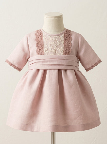 Vestido de seda rosa empolvado con puntilla