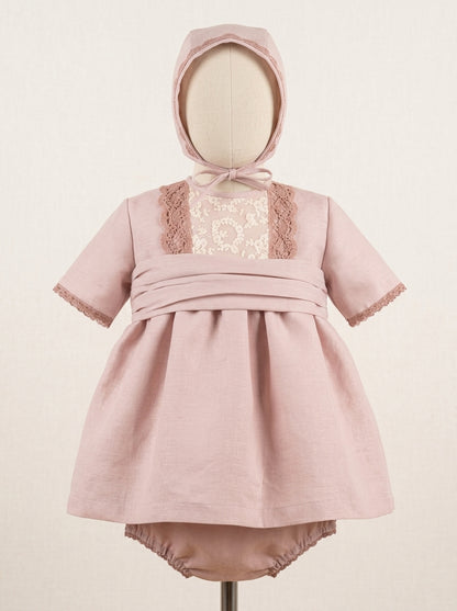 Jesusito de seda rosa empolvado con puntilla y capota