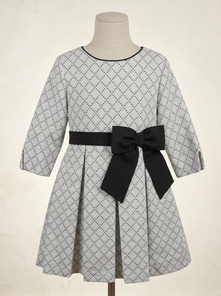 Vestido blanco con rombos negros y fajin con lazo negro