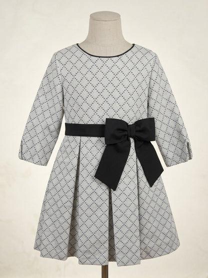 Vestido blanco con rombos negros y fajin con lazo negro