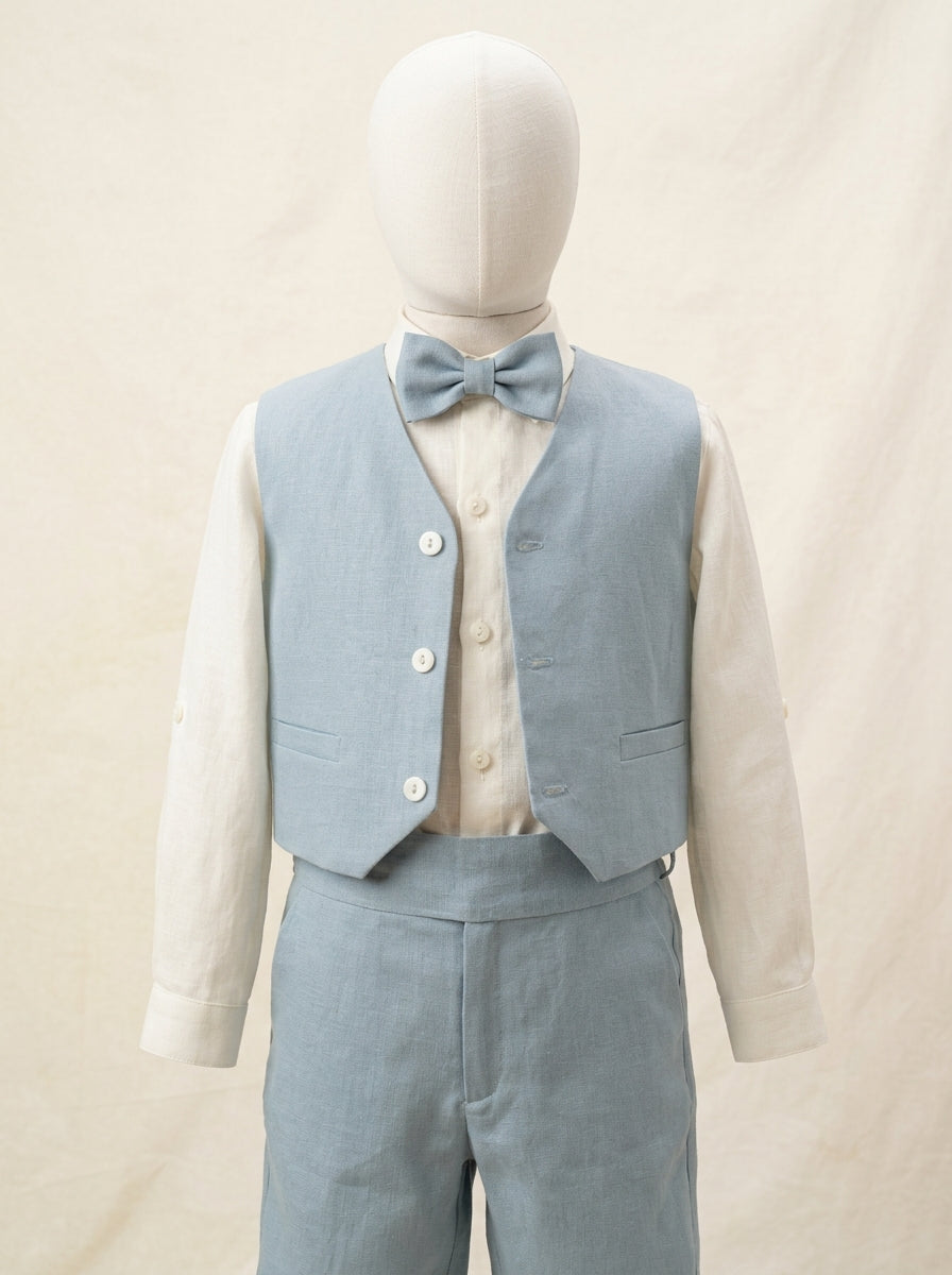 Conjunto camisa lino beig, short azul oceano con fajin y pajarita