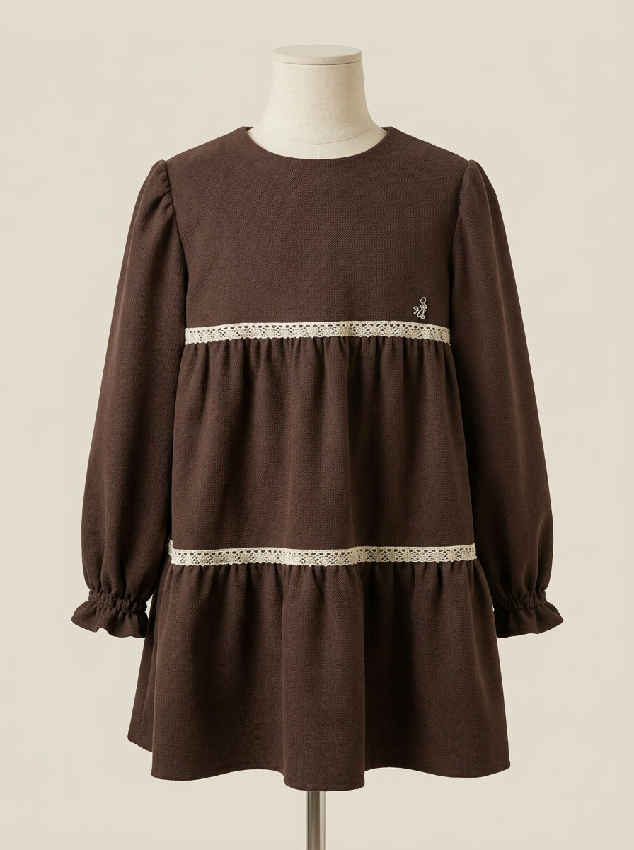 Vestido marrón chocolate con puntilla beig entre cortes