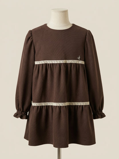 Vestido marrón chocolate con puntilla beig entre cortes