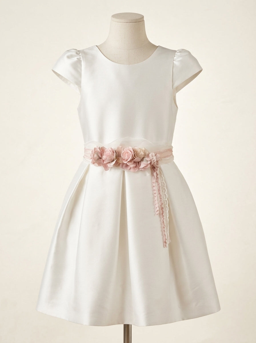 Vestido mikado blanco con espalda ondas y fajin tul rosa con flores