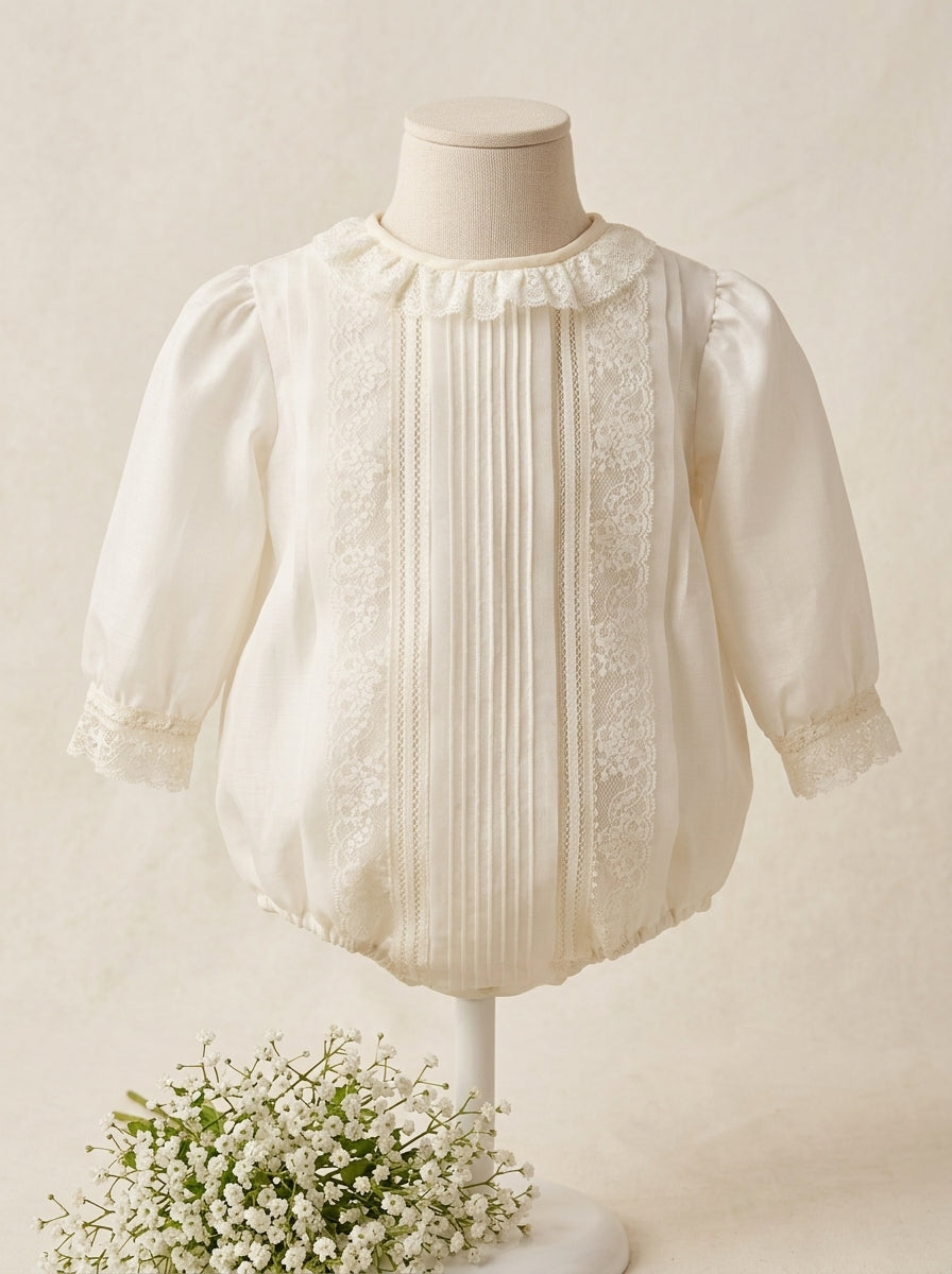 Pelele organza beig con lorzas y puntilla