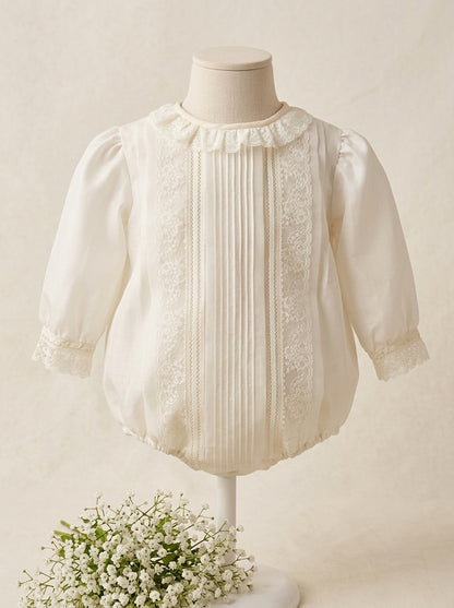 Pelele organza beig con lorzas y puntilla