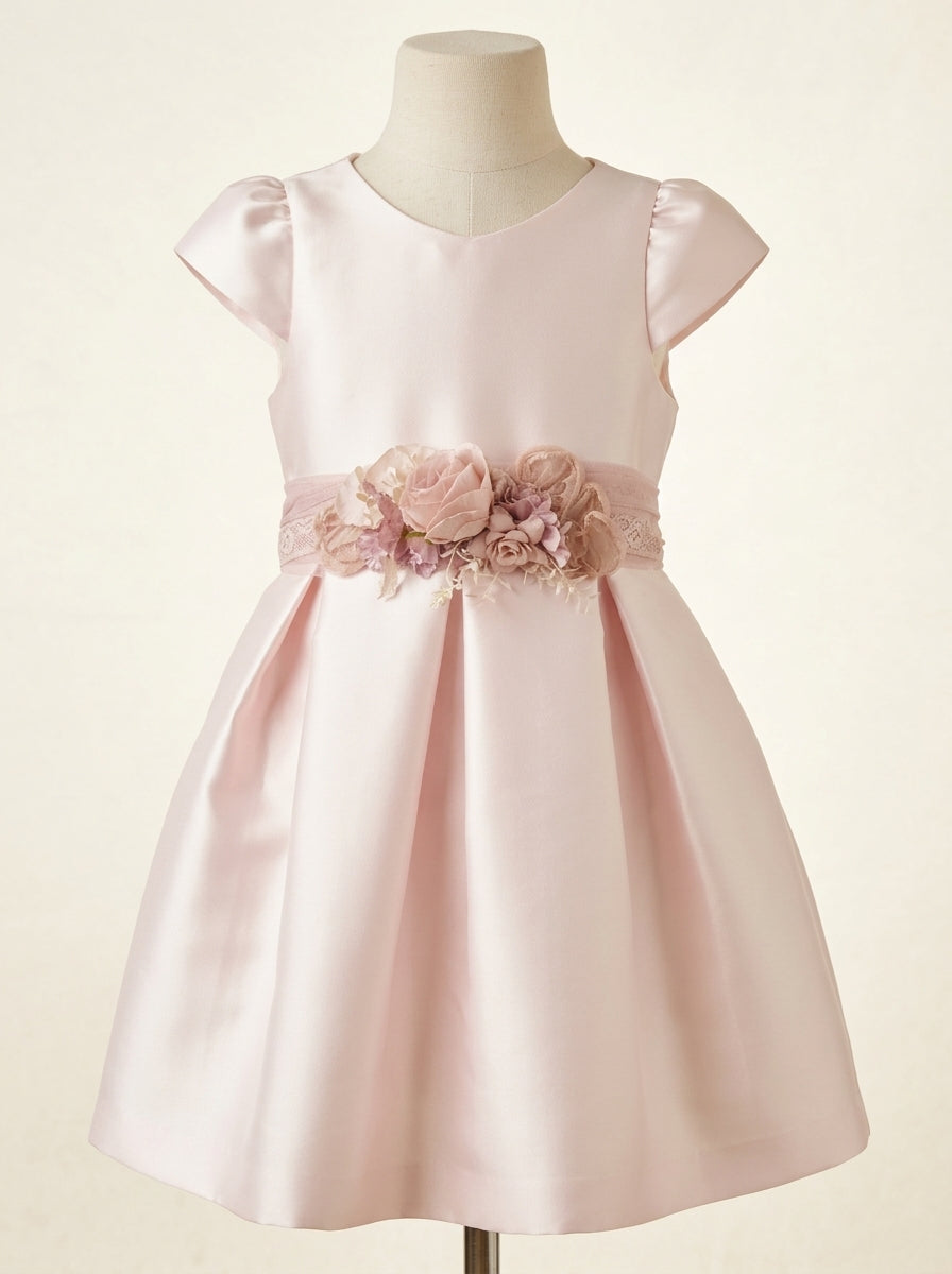 Vestido mikado rosa con fajin rosa empolvado con flores y puntilla