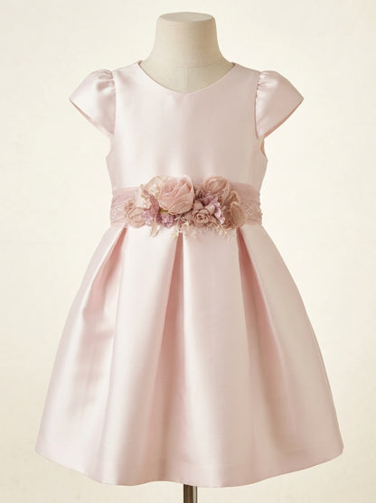 Vestido mikado rosa con fajin rosa empolvado con flores y puntilla