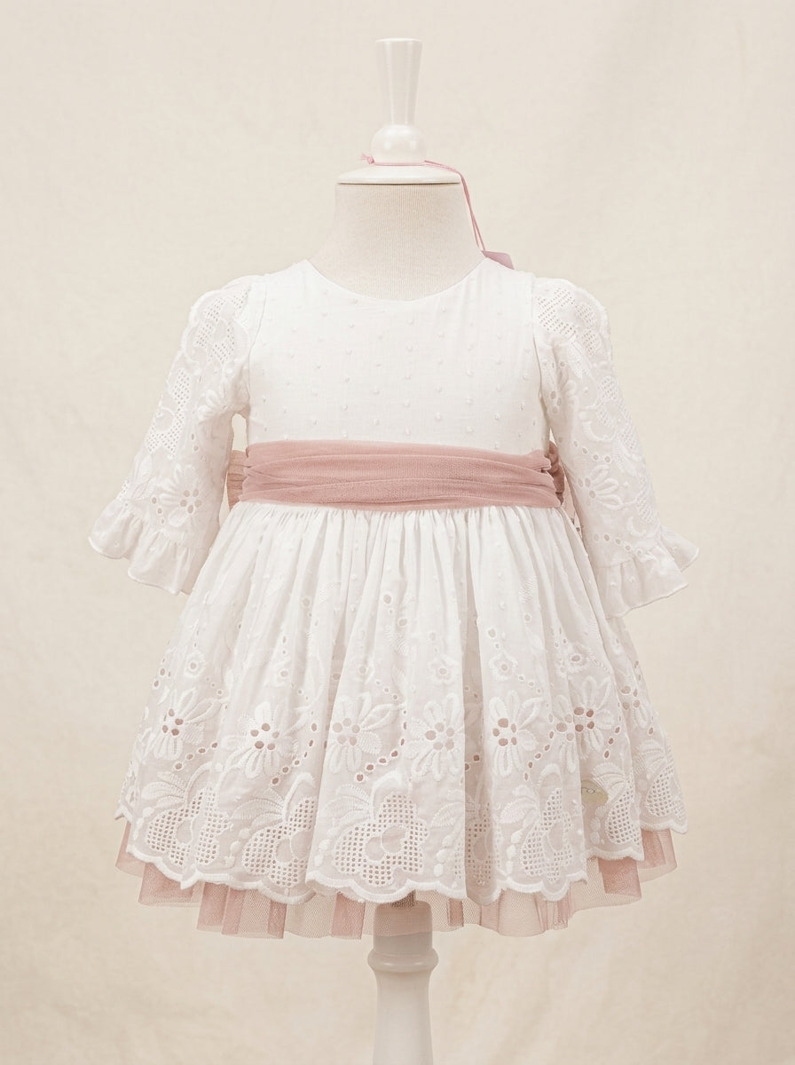 Vestido batista perforada blanca y fajin rosa empolvado