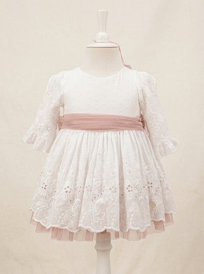 Vestido batista perforada blanca y fajin rosa empolvado