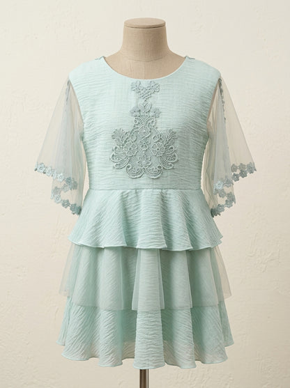Vestido verde con volantes y mangas de tul transparentes