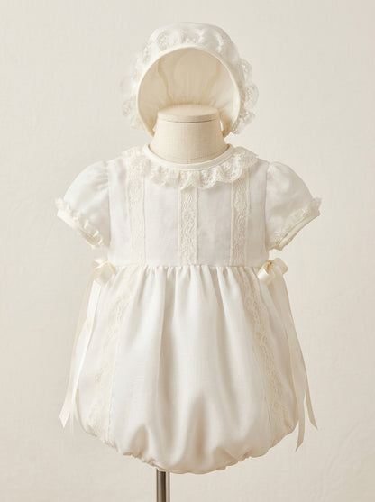 Pelele organza beig con puntillas y capota a juego