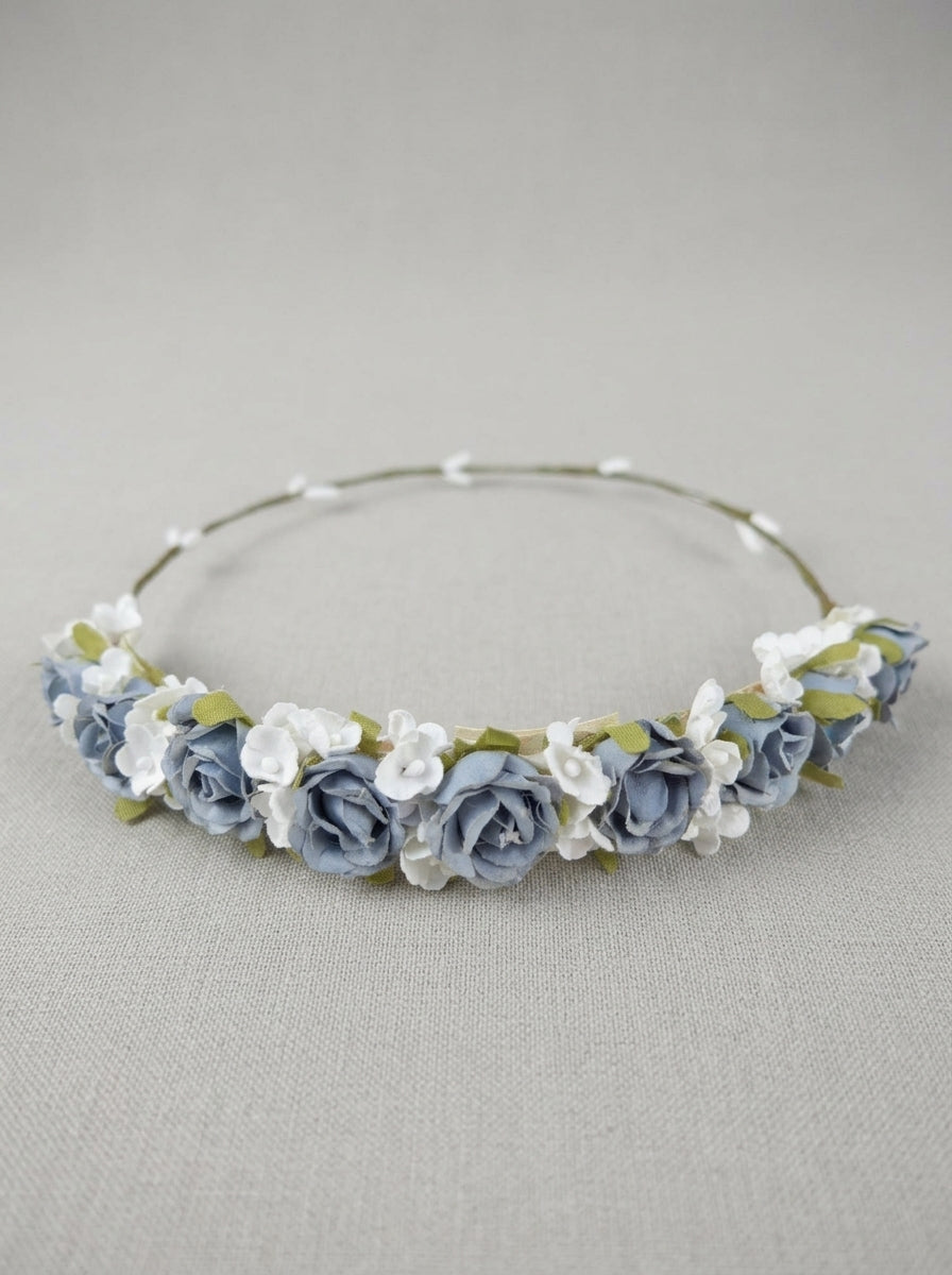 Corona flores azules y blancas